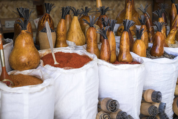 Όλα τα είδη των μπαχαρικών σε ένα στασίδι στο παλαιότερο Μπουχάρα αγορά (Παζάρι). Ουζμπεκιστάν. - Φωτογραφία, εικόνα