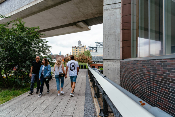 Gente disfrutando en High Line en Nueva York
 - Foto, Imagen