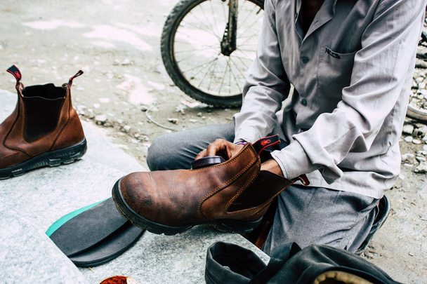 Katmandu Nepal 22 Ağustos 2018 Closeup Thamel Street Kathmandu sabah çalışan bir Nepal Ayakkabı Parlatıcı - Fotoğraf, Görsel