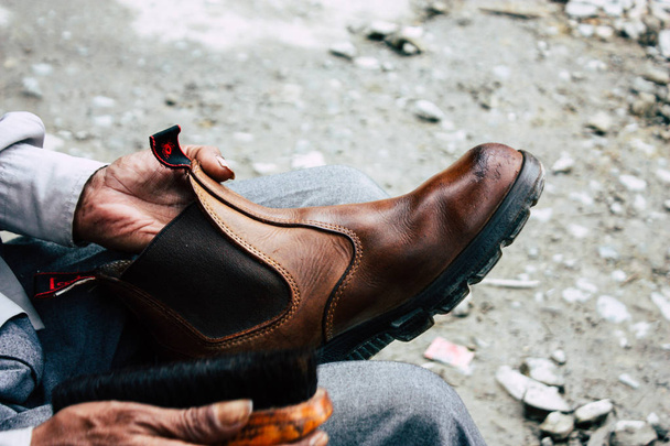 Κατμαντού Νεπάλ 22 Αυγούστου 2018 Closeup ενός λουστραδόρος Νεπαλέζικα παπούτσι εργασίας στην οδό Θαμελ, Κατμαντού το πρωί - Φωτογραφία, εικόνα