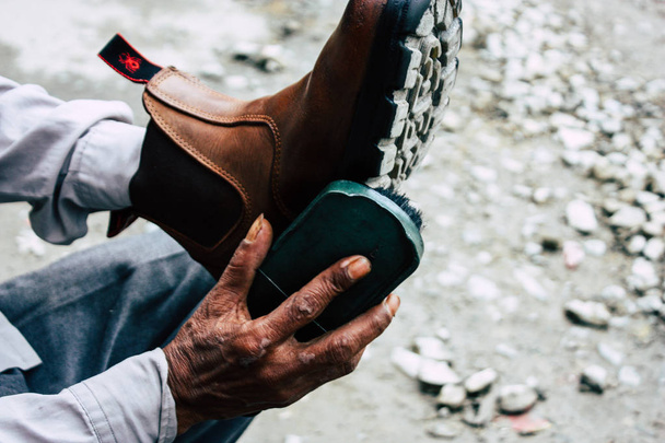 Katmandú Nepal agosto 22, 2018 Acercamiento de un pulidor de zapatos nepalí que trabaja en la calle Thamel en Katmandú por la mañana
 - Foto, imagen