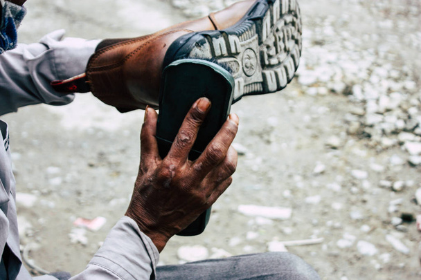 Katmandú Nepal agosto 22, 2018 Acercamiento de un pulidor de zapatos nepalí que trabaja en la calle Thamel en Katmandú por la mañana
 - Foto, imagen