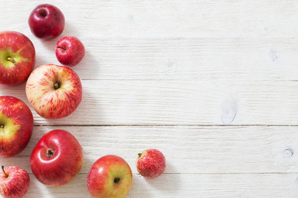 the apples on wooden white background - Zdjęcie, obraz