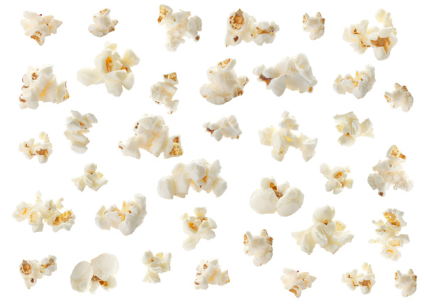 Set met lekkere popcorn op witte achtergrond - Foto, afbeelding