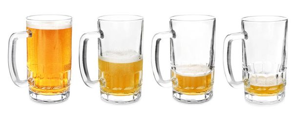 Becher mit unterschiedlicher Menge Bier auf weißem Hintergrund - Foto, Bild