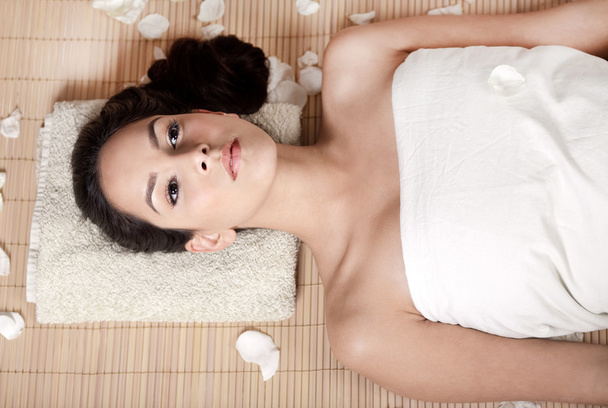 Young woman relaxing in spa - Φωτογραφία, εικόνα