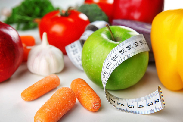 Dieta jedzenie i miara na białym tle - Zdjęcie, obraz