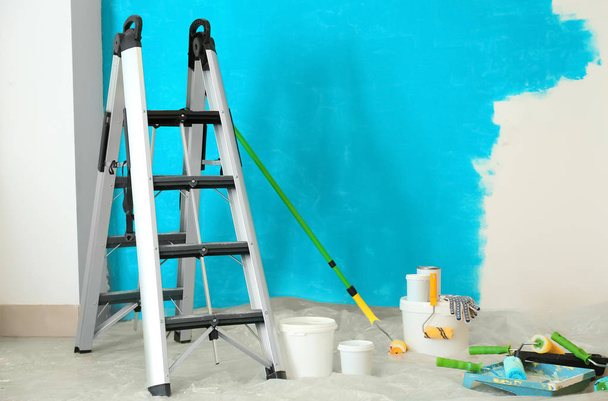 Herramientas de pintor en el suelo en interiores
 - Foto, imagen
