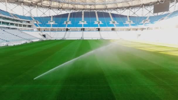 Voetbal veld irrigatiesysteem van automatische drenken gras. - Video