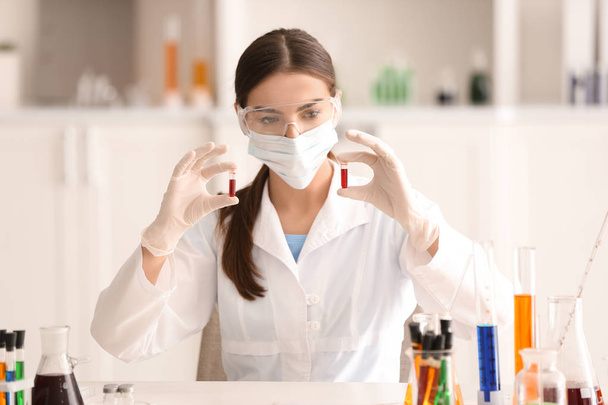 Female scientist working in laboratory - Photo, Image