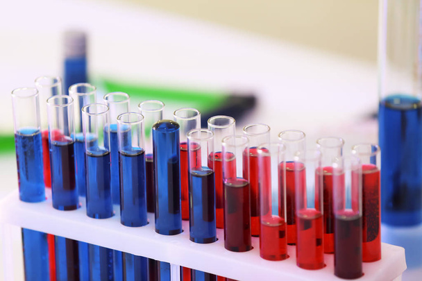 Тестовые трубки с цветными пробами в современной лаборатории, крупным планом
 - Фото, изображение