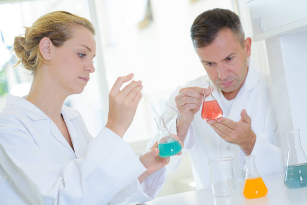 Man and woman at work in laboratory - Φωτογραφία, εικόνα