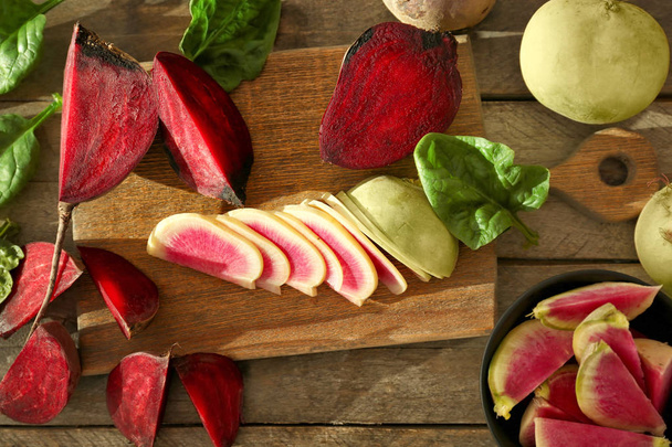 Плоская композиция из спелых свежих овощей на деревянном столе
 - Фото, изображение