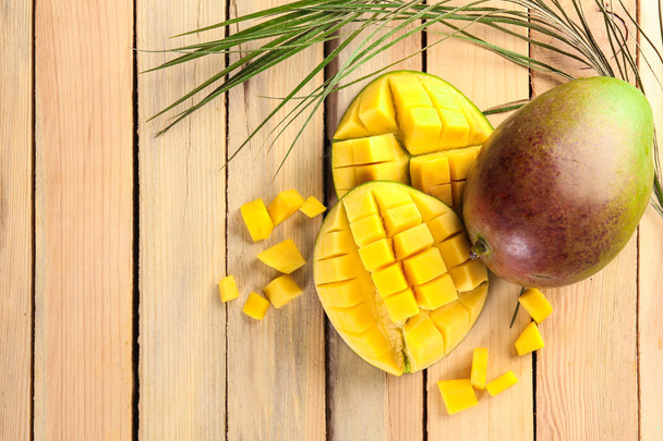 Kompozycja z świeże mango na podłoże drewniane - Zdjęcie, obraz