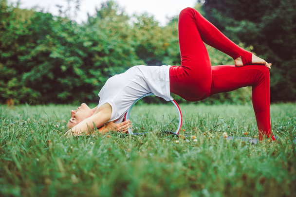 girl doing yoga outdoors - Zdjęcie, obraz