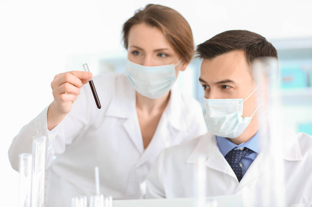 Kobieta i mężczyzna naukowców pracujących w laboratorium - Zdjęcie, obraz