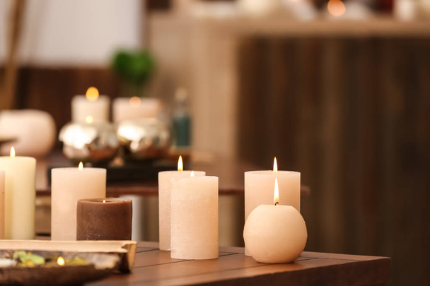 Brennende Kerzen auf Tisch im Wellness-Salon - Foto, Bild
