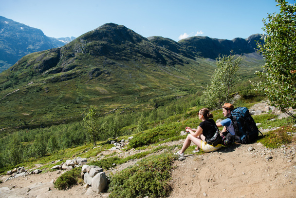 グランドティトン国立公園、ノルウェーの Besseggen 海嶺で休んでハイカーのカップル - 写真・画像