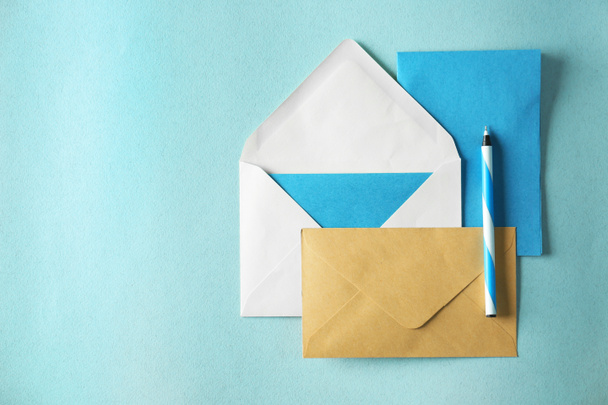 Papieren enveloppen op kleur achtergrond - Foto, afbeelding