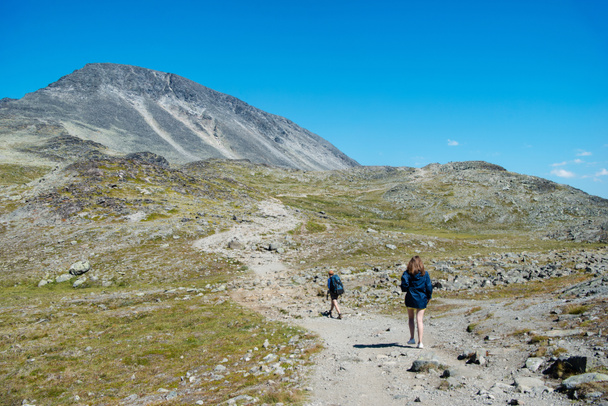 kilka pieszych chodzenia na ścieżkę na grani Besseggen w Parku Narodowym Jotunheimen, Norwegia - Zdjęcie, obraz