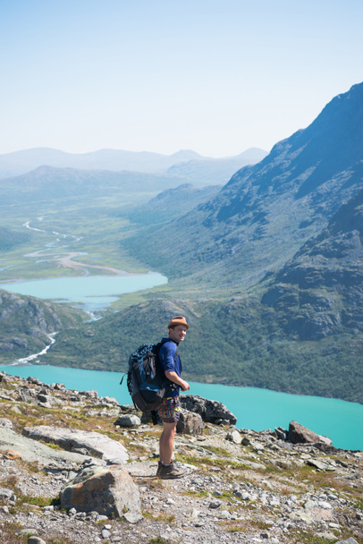 турист, стоящий на хребте Бессегген в Национальном парке Йотунхеймен, Норвегия
  - Фото, изображение