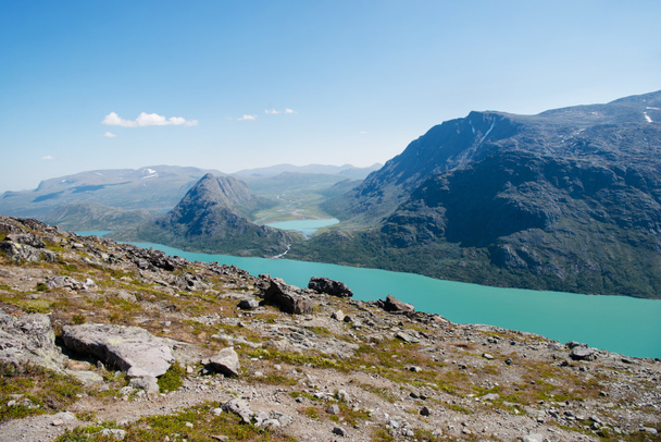 Grani Besseggen nad Sognefjordem jezioro w Parku Narodowym Jotunheimen, Norwegia - Zdjęcie, obraz