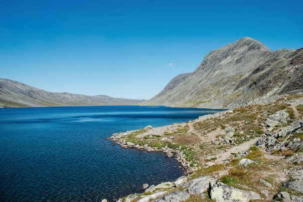 maisema Gjende järven rannalla, Besseggen harjanteella, Jotunheimen kansallispuisto, Norja
 - Valokuva, kuva