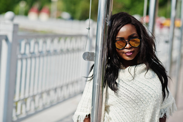 African american girl in sunglasses posed outdoor. Fashionable black woman. - Foto, Imagen