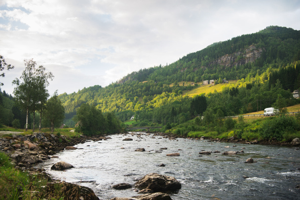 Paysage pittoresque avec rivière de montagne à Gudvangen, Neirofjord, Norvège
 - Photo, image