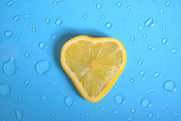 A forma di cuore di fetta di limone e gocce
 - Foto, immagini
