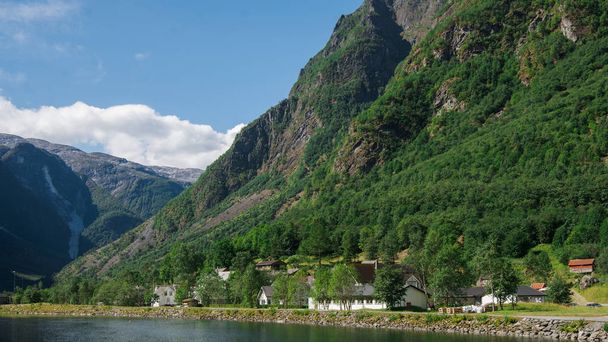 järvi ja vihreät vuoret Gudvangenissa, Neirofjord, Norja
 - Valokuva, kuva