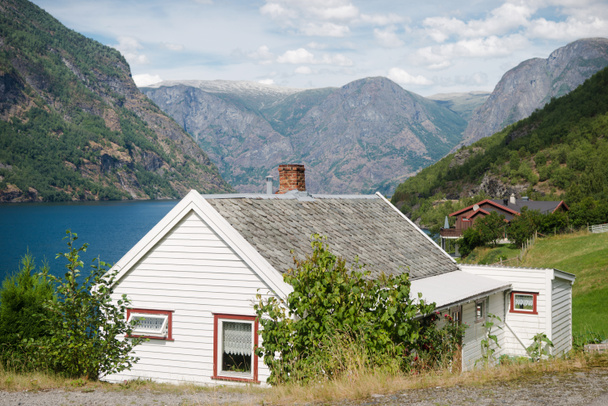 belas casas de madeira na aldeia Flam no majestoso Aurlandsfjord (Aurlandsfjorden), Noruega
 - Foto, Imagem