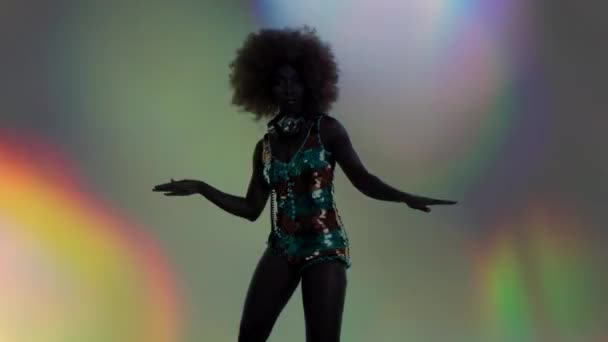 красивая африканская модель, танцующая в блестящем костюме. Идеально подходит для стильных клубов, дискотек и модных мероприятий
 - Кадры, видео