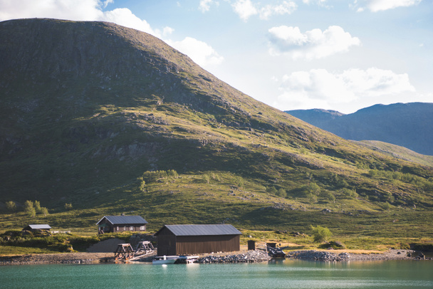 σπίτια και τα αγκυροβολημένα βάρκα στη λίμνη Gjende, κορυφογραμμή Besseggen, Jotunheimen εθνικό πάρκο, Νορβηγία - Φωτογραφία, εικόνα