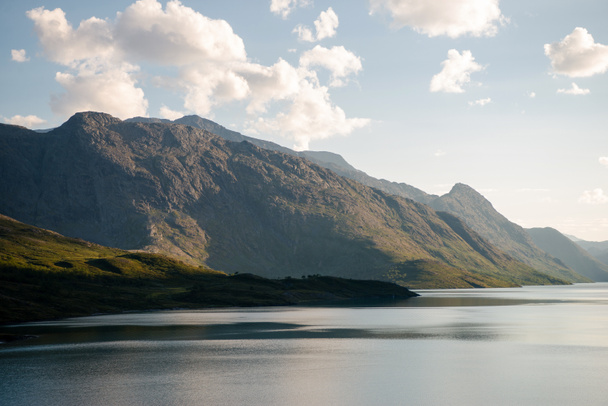 piękne góry, pokryte roślinnością i majestatyczne jezioro Sognefjordem, grani Besseggen, Park Narodowy Jotunheimen, Norwegia - Zdjęcie, obraz