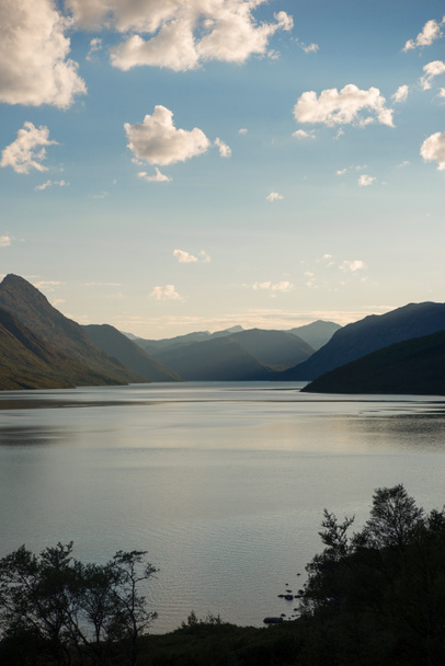 majestatyczny krajobraz jeziorem Sognefjordem, grani Besseggen, Park Narodowy Jotunheimen, Norwegia  - Zdjęcie, obraz
