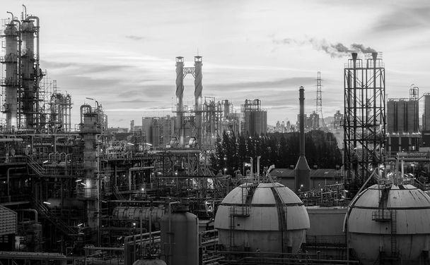 Kula zbiorniki przemysłu petrochemicznego lub rafinerii ropy naftowej i gazu roślin z monotonia - Zdjęcie, obraz