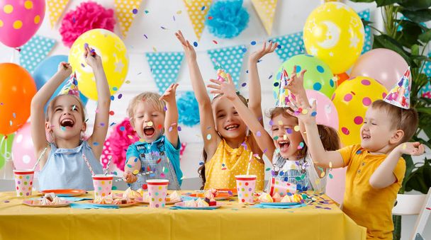 cumpleaños de los niños. niños felices con pastel y balón
 - Foto, Imagen