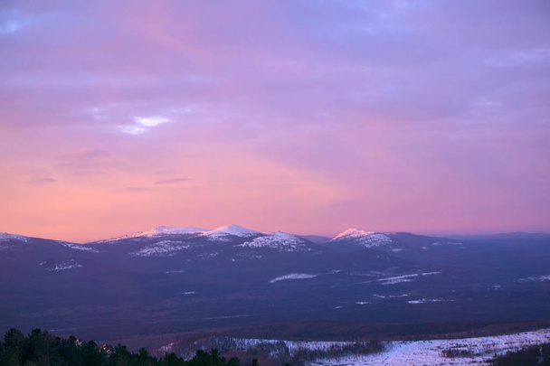 paisaje - cielo rosado sobre las montañas de los Urales de invierno por la mañana temprano
 - Foto, Imagen