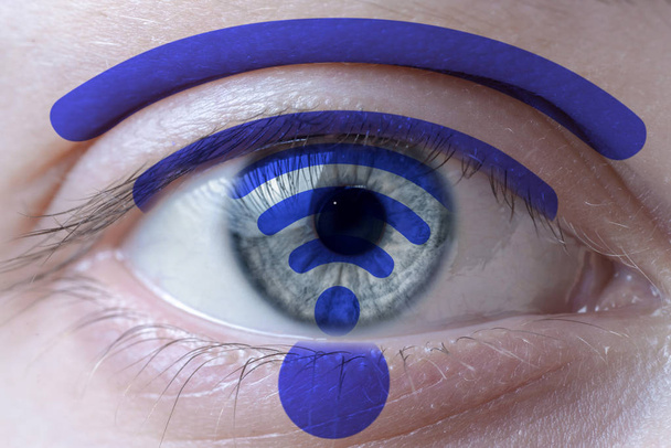 Lidská tvář maloval symbolem wifi na obličej a iris. - Fotografie, Obrázek
