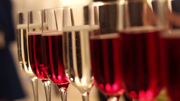 Bicchieri con bevande alcoliche, bicchieri di vino e champagne sono sul tavolo a buffet, vino rosso in bicchieri, champagne al bicchiere, tavolo a buffet con alcol in un ristorante, Capodanno, Natale
 - Filmati, video