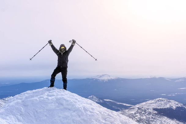 ορειβάτης exults φτάνοντας στην κορυφή της βουνοκορφής - Φωτογραφία, εικόνα
