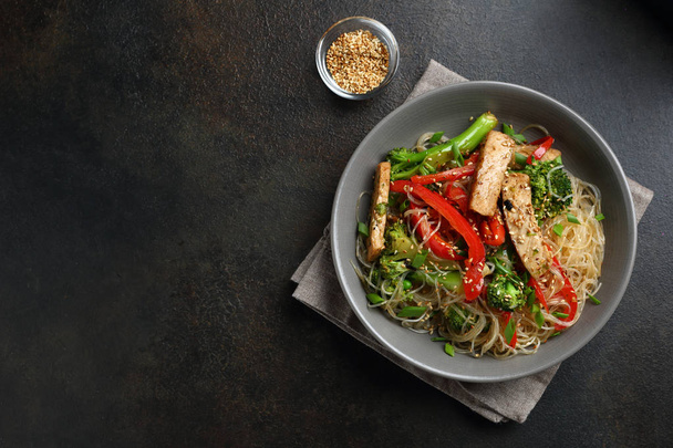 Meat noodles with wok vegetables - Foto, afbeelding