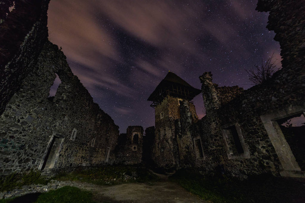 Zřícenina středověkého hradu v noci s úžasnou hvězdnou oblohu a mraky, mystické místo, Nevytsky hrad, Zakarpatsko, Ukrajina, východní Evropa - Fotografie, Obrázek