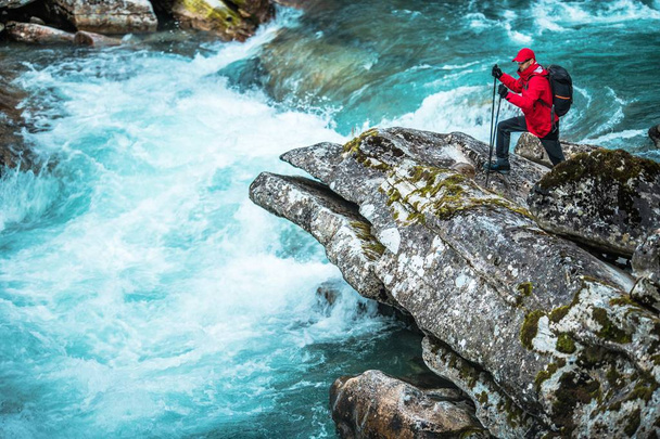 白人のハイカーは風光明媚なノルウェーの川の峡谷を探索します。荒野に遠征. - 写真・画像
