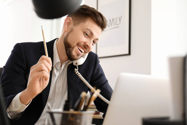 Podnikatel mluví o telefonu při práci v kanceláři - Fotografie, Obrázek
