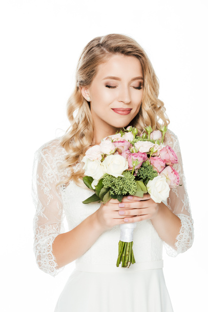 smiling young bride with bridal bouquet isolated on white - Foto, imagen
