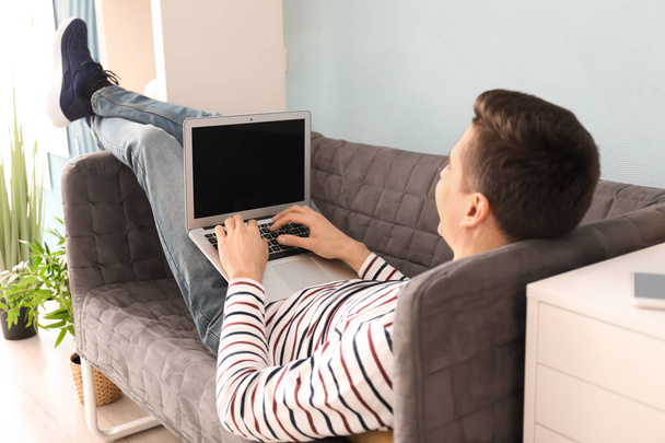 Freelancer jovem usando laptop em casa
 - Foto, Imagem
