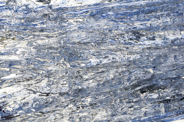 fondo, textura - superficie ondulada de hielo derretido en el tragaluz
 - Foto, Imagen