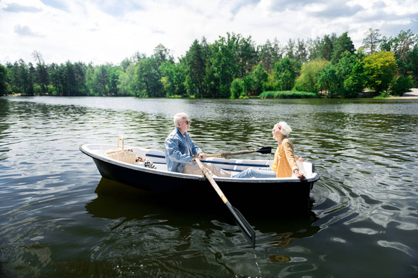 Věku pár má pěkná loď jezdit a mít velmi romantické rande - Fotografie, Obrázek